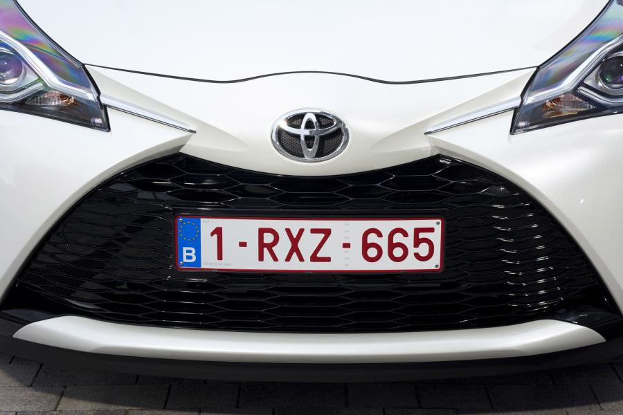 Логотип Toyota Yaris Bi-Tone 2017 года  (фото 14 из 36)
